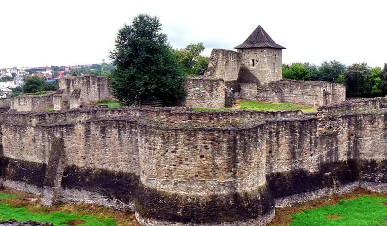 Тронная крепость (Тронный замок) в Сучаве  